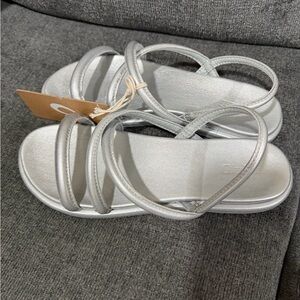OLUKAI Women's Size 9 Tiare Strappy Silver Flip Flops Sandals Shoes Leather New